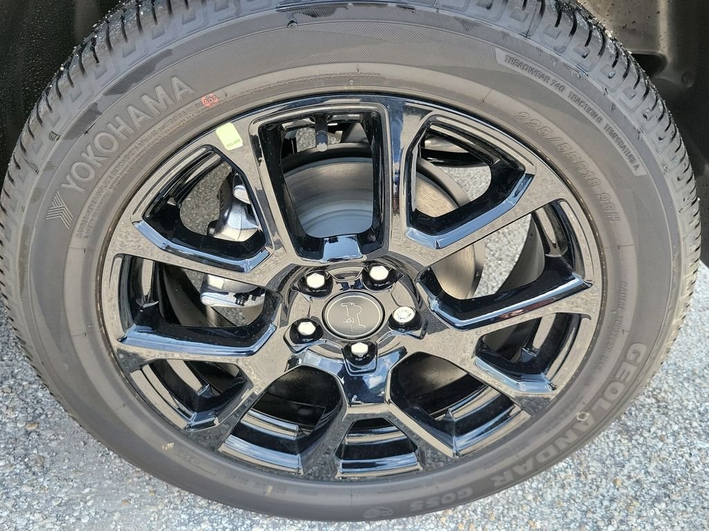 New 2026 Diamond Black Crystal Pearl-Coat Exterior Paint Jeep Latitude image 6