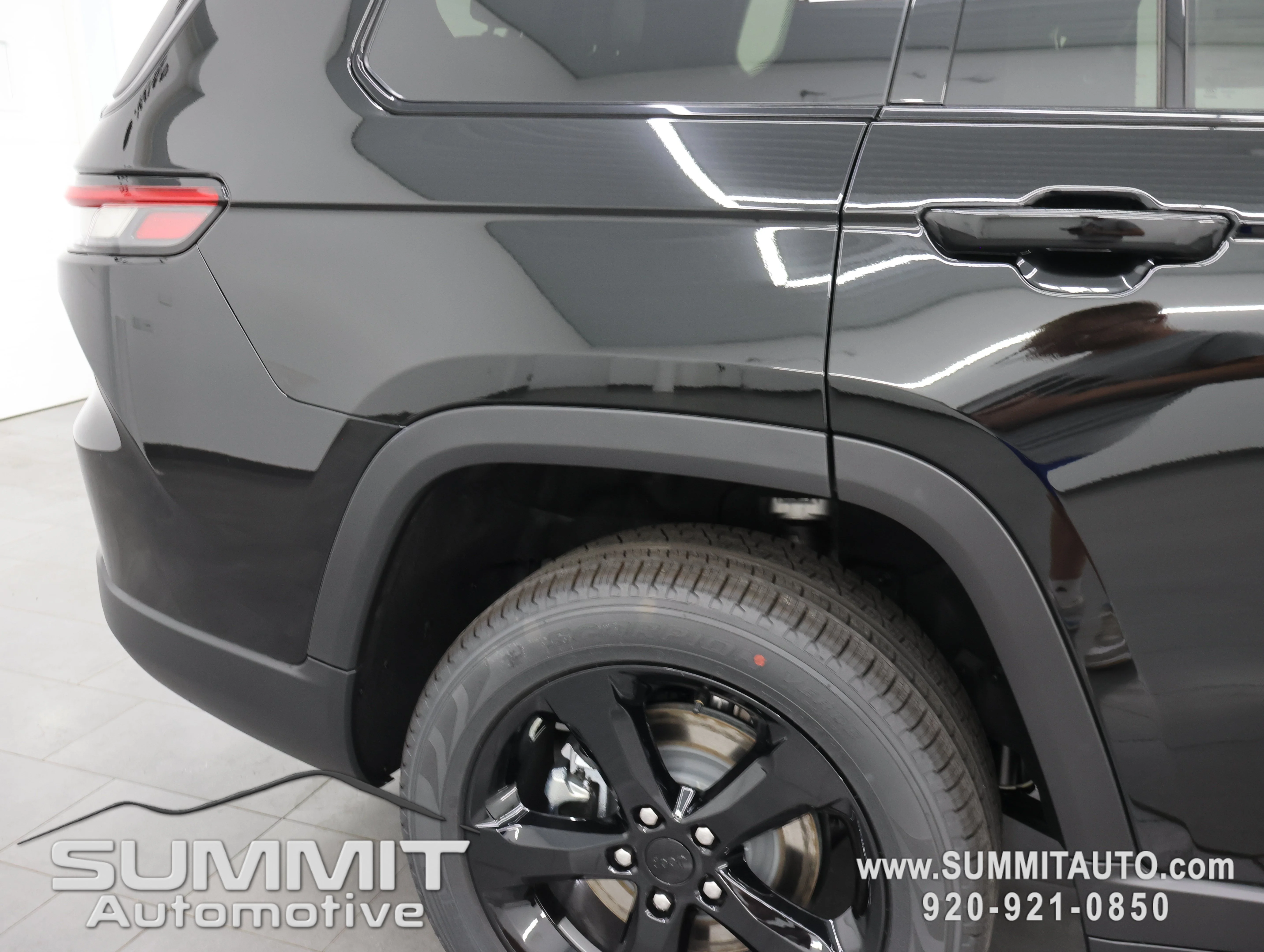 New 2026 Diamond Black Crystal Pearl-Coat Exterior Paint Jeep Limited image 26