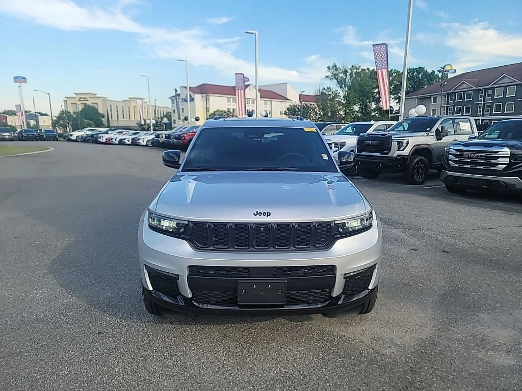Used 2025 Silver Jeep Limited image 2
