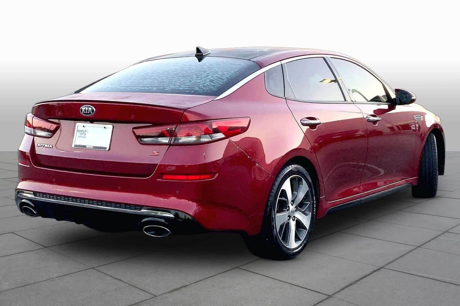 Used 2019 Passion Red Kia S image 12