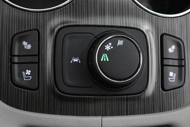 Used 2022 White GMC SLT image 35