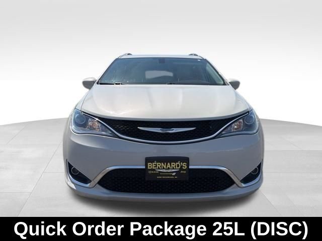 Used 2017 White Chrysler Touring L image 3