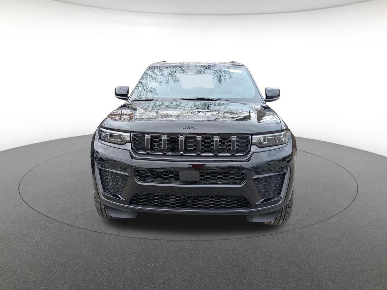 New 2026 Diamond Black Crystal Pearl-Coat Exterior Paint Jeep Laredo Altitude image 6