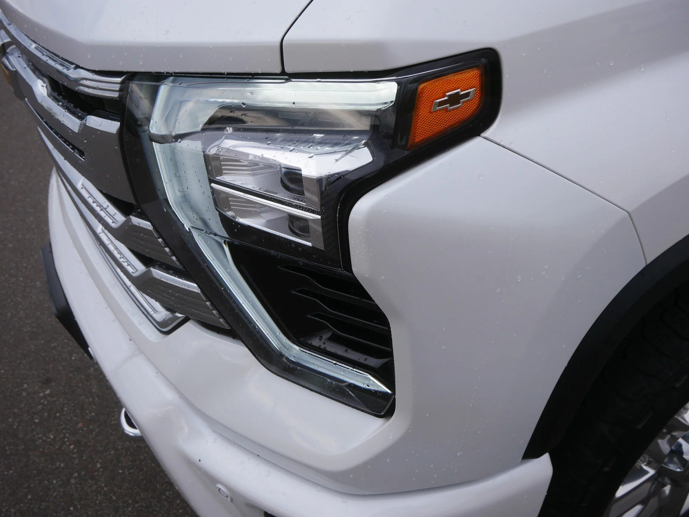 Used 2025 Iridescent Pearl Tricoat Chevrolet High Country image 15