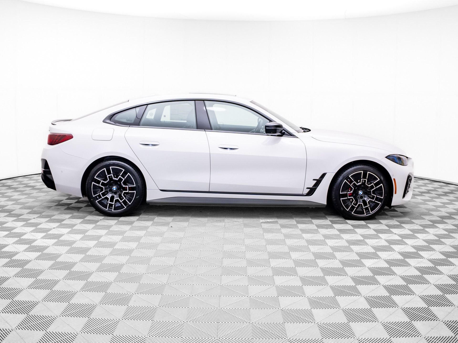New 2026 Alpine White BMW xDrive40 image 8