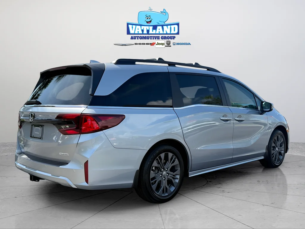 New 2026 Solar Silver Metallic Honda Touring image 5