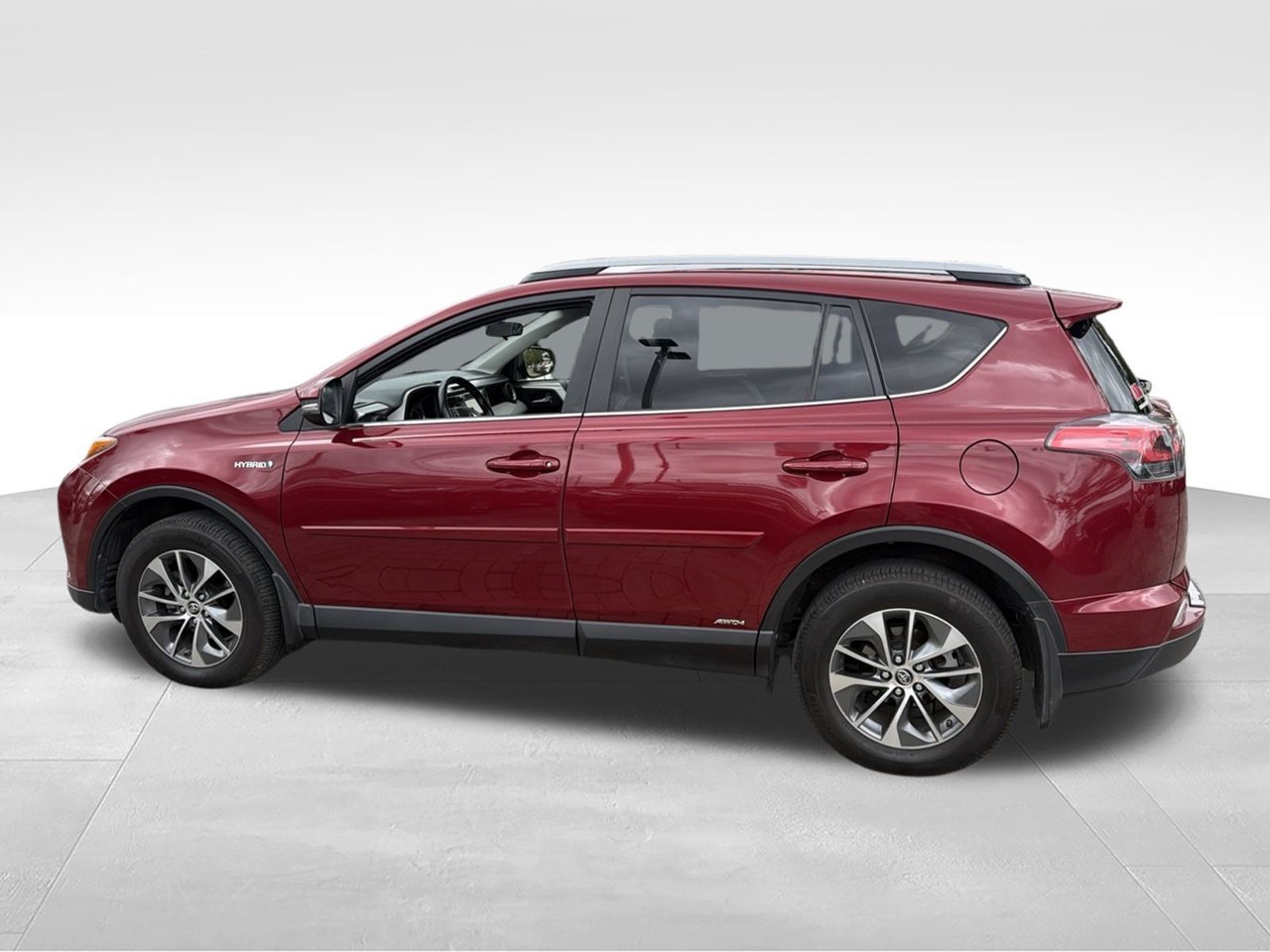 Used 2018 Red Toyota XLE image 7