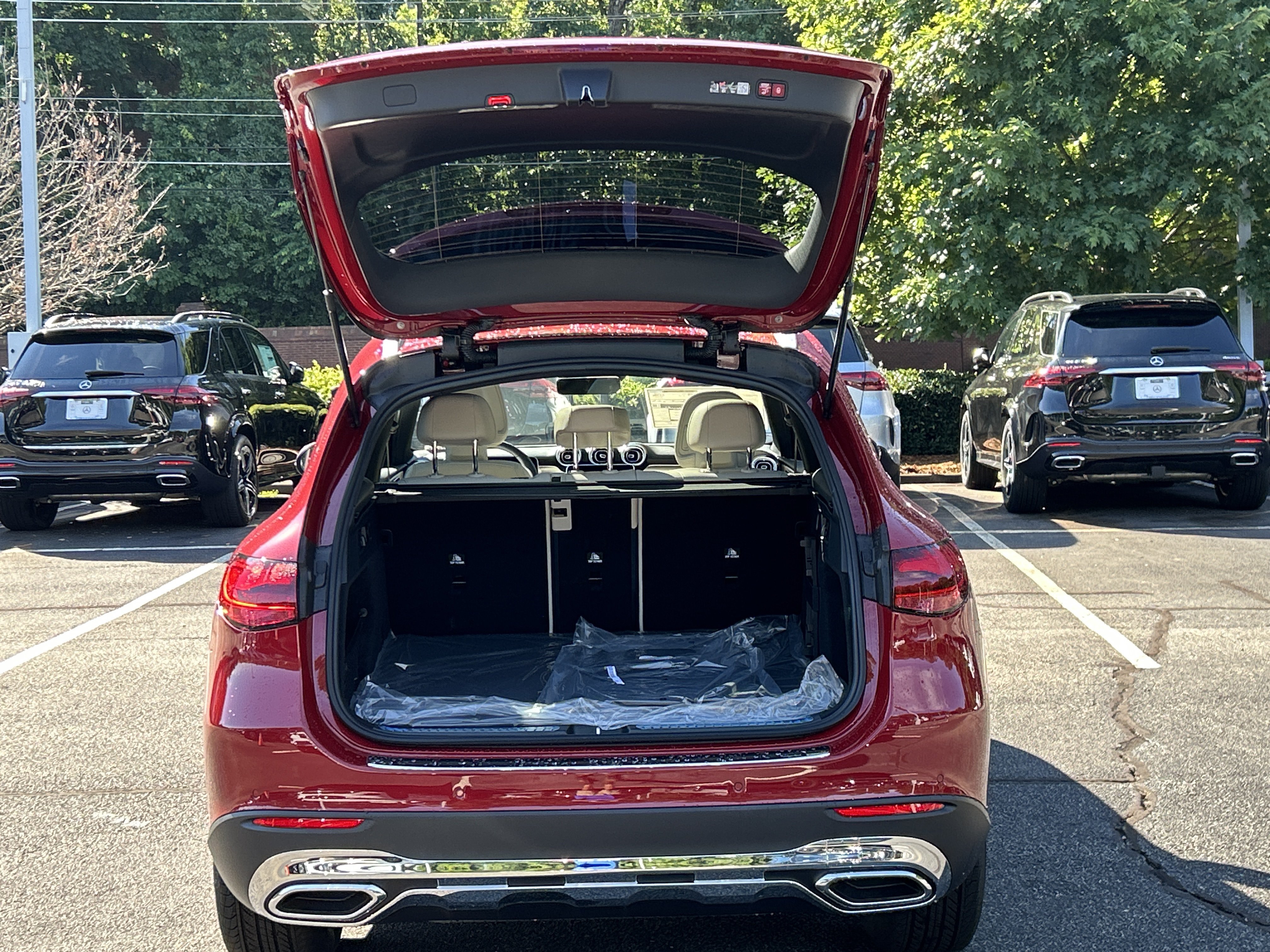New 2026 MANUFAKTUR Patagonia Red Metallic Mercedes-Benz GLC 300 4MATIC® SUV image 8
