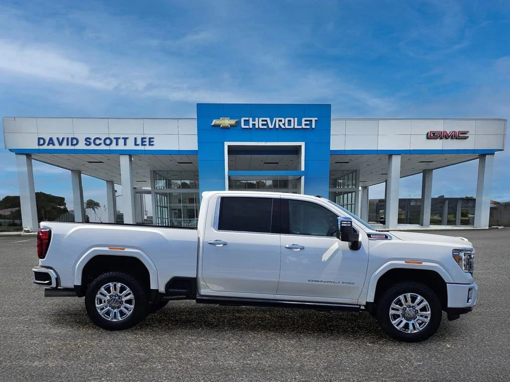 Used 2023 White Frost Tricoat GMC Denali image 9