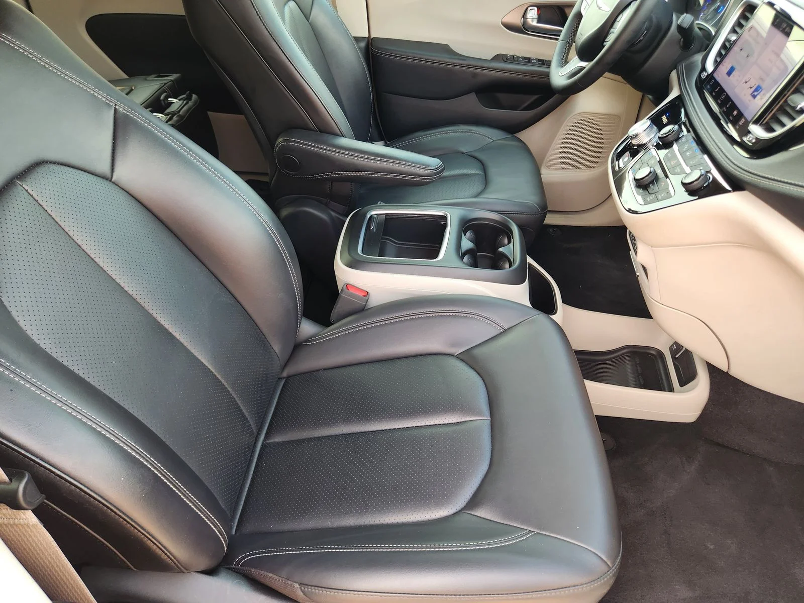Used 2023 White Chrysler Touring L image 13
