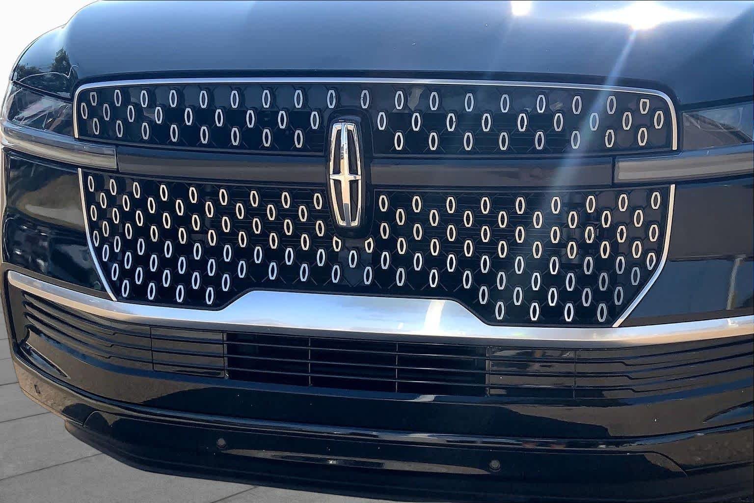 Used 2025 Infinite Black Metallic Clearcoat Lincoln Reserve image 30