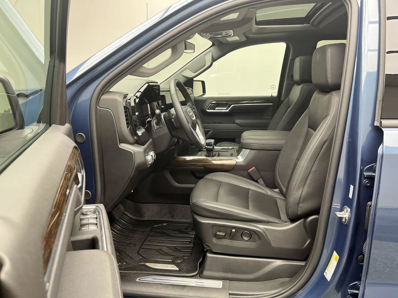 Used 2026 Blue GMC Elevation image 3