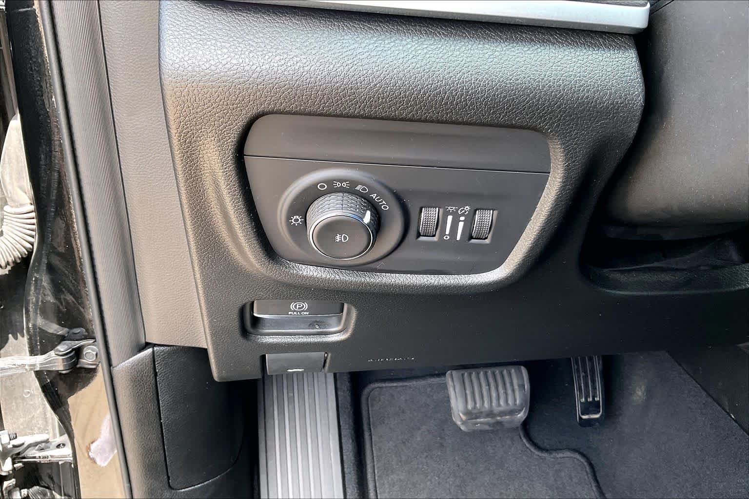 Used 2023 Diamond Black Crystal Pearlcoat Jeep Overland image 33
