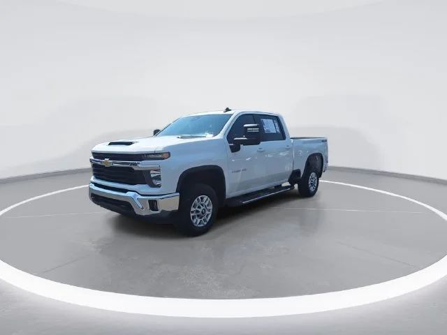 Used 2025 White Chevrolet LT image 4