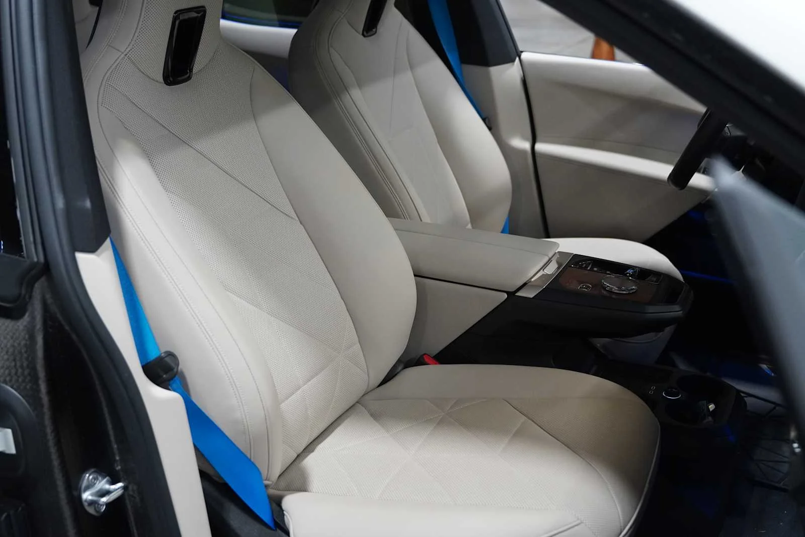 Certified Used 2024 Alpine White BMW xDrive50 image 11