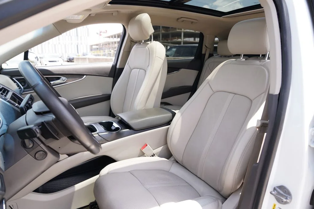 Used 2020 White Lincoln Reserve image 11