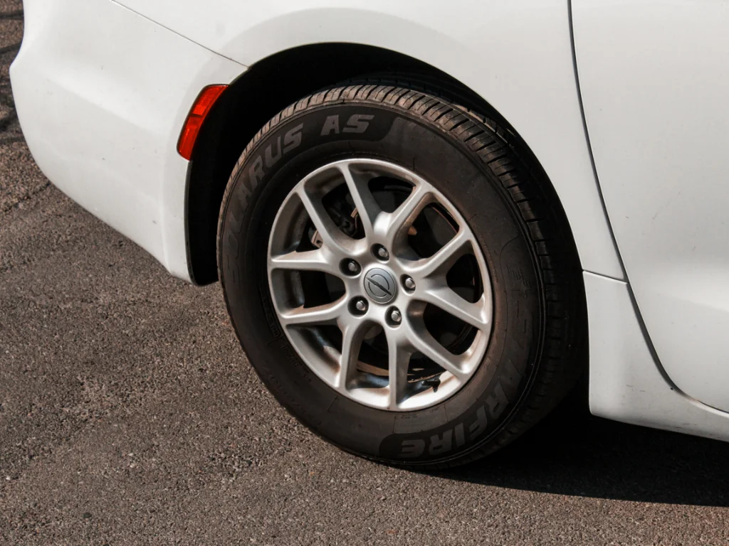 Used 2023 Silver Mist Clearcoat Chrysler Touring L image 4