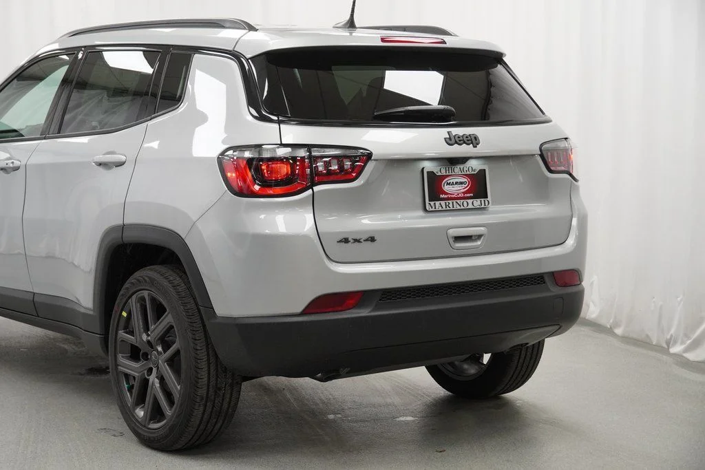New 2026 Silver Zynith Metallic Clear-Coat Exterior Paint Jeep Latitude image 13