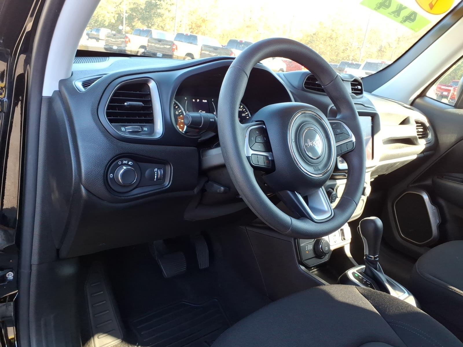 Certified Used 2023  Jeep Latitude image 14