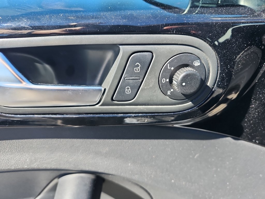 Used 2014  Volkswagen R-Line image 16
