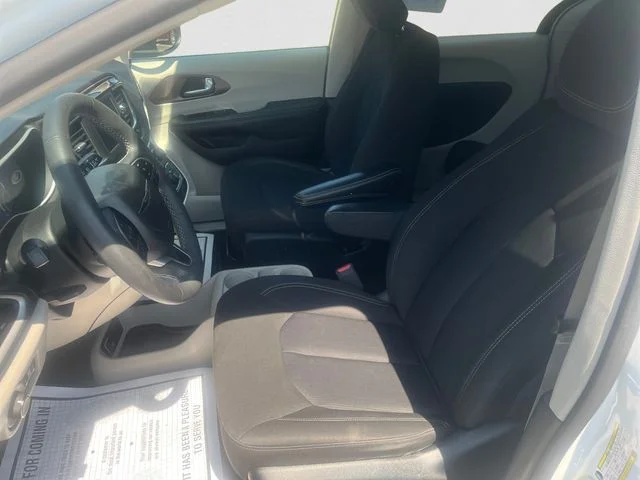 Used 2023 White Chrysler LX image 9
