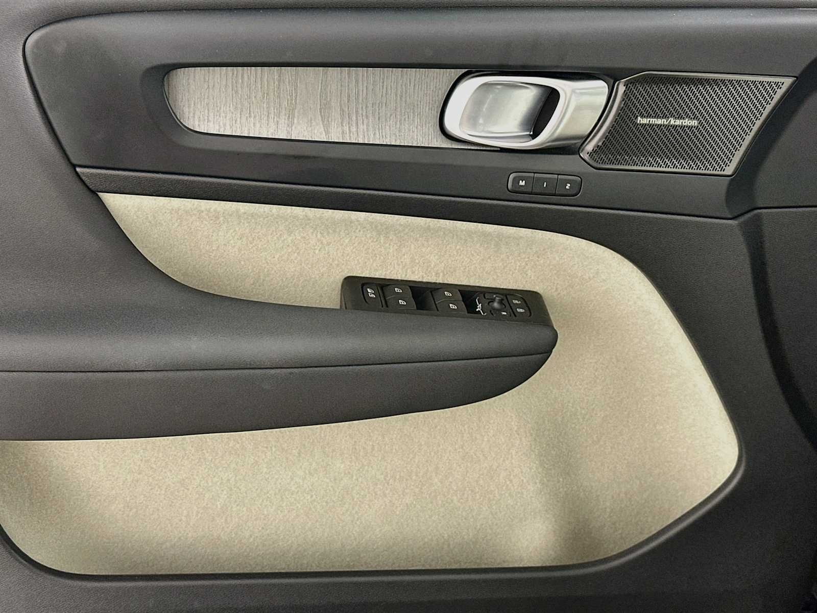 2026 Volvo XC40 Ultra - Photo 17