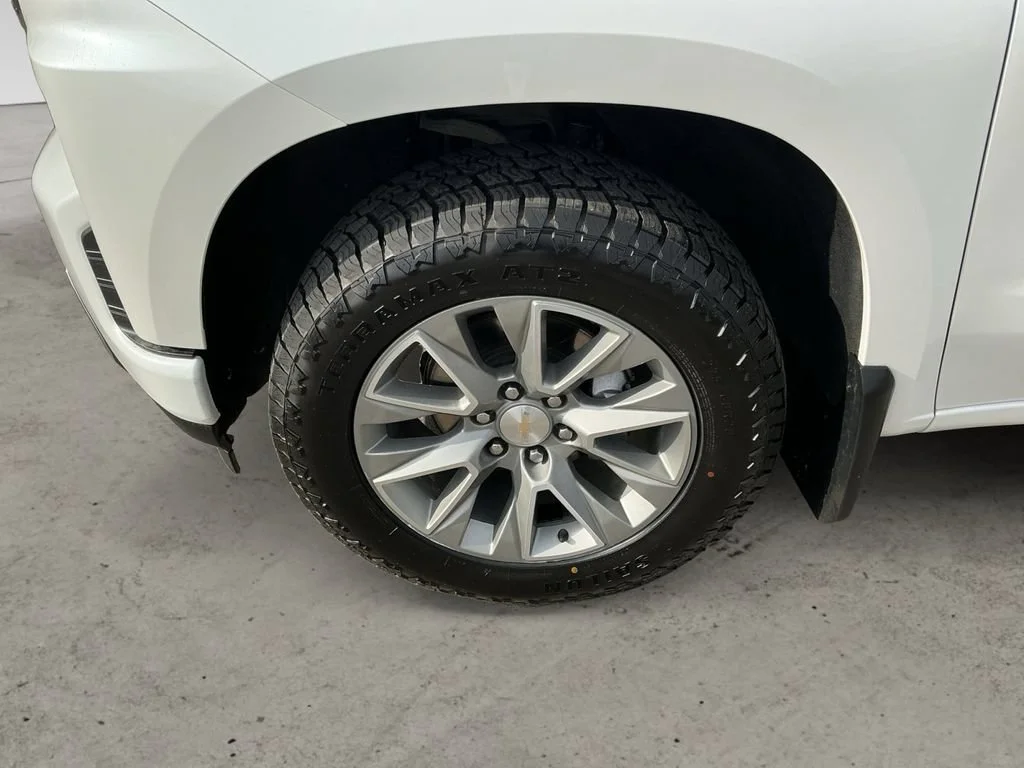 Used 2022 Iridescent Pearl Tricoat Chevrolet High Country image 9