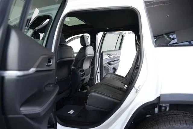New 2026 Bright White Clear-Coat Exterior Paint Jeep Laredo image 30