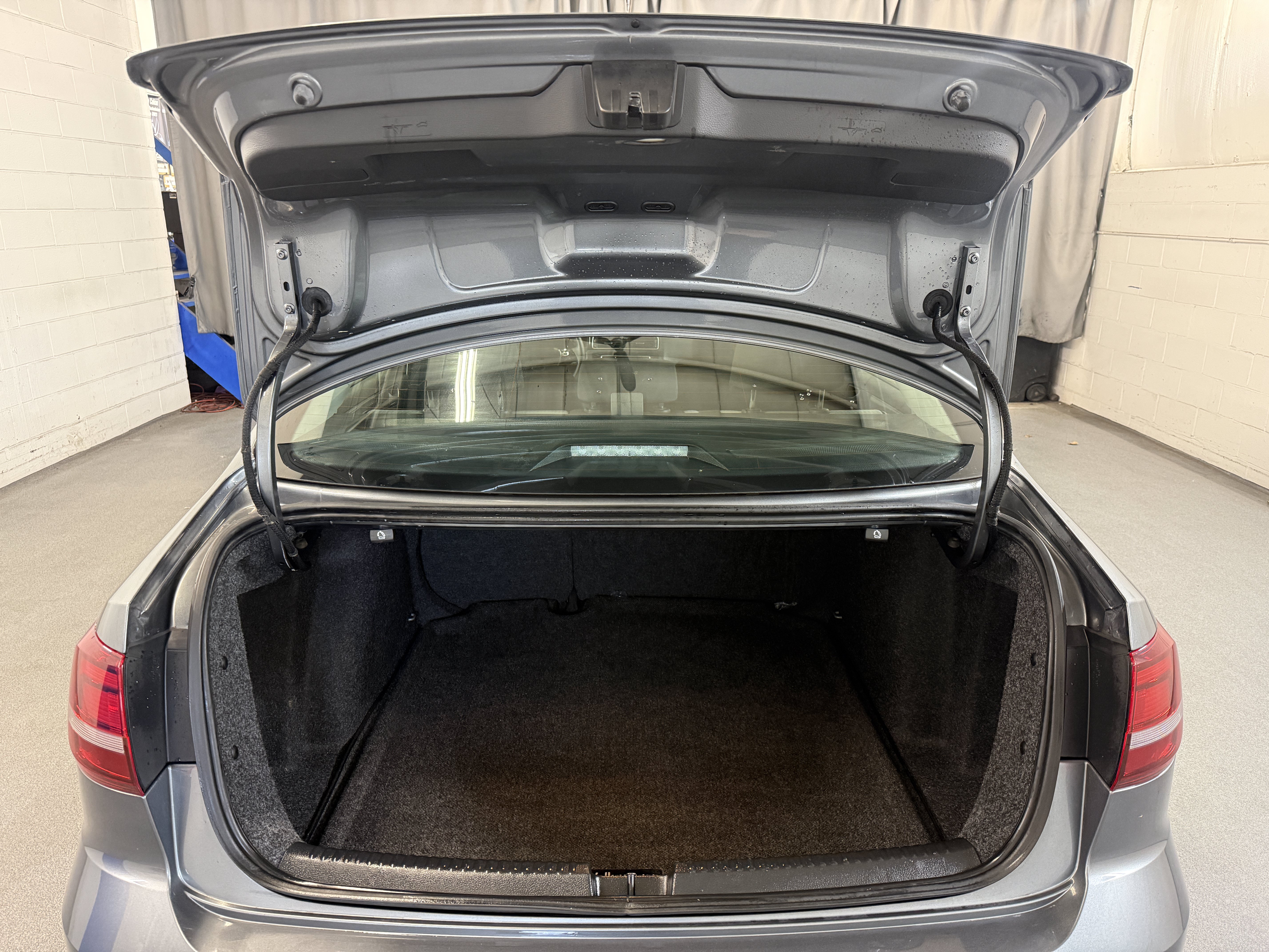 Used 2018 Platinum Gray Metallic Volkswagen 1.4T S image 8