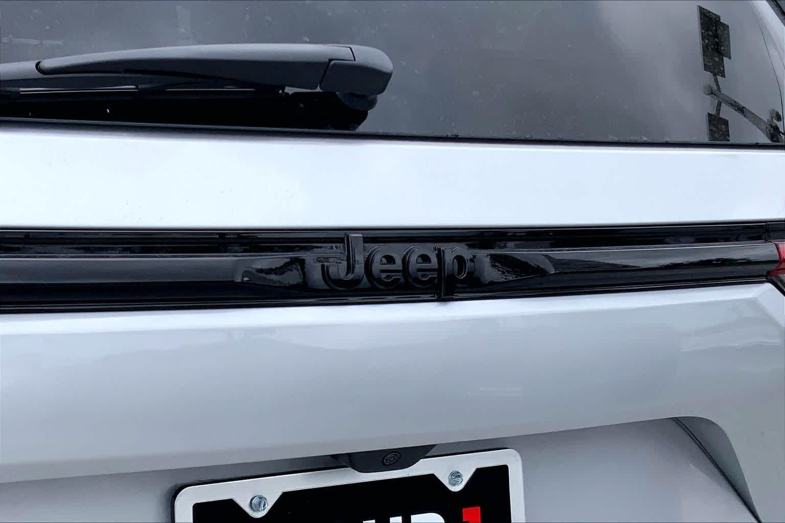 New 2026 Silver Zynith Exterior Paint Jeep Laredo Altitude image 14