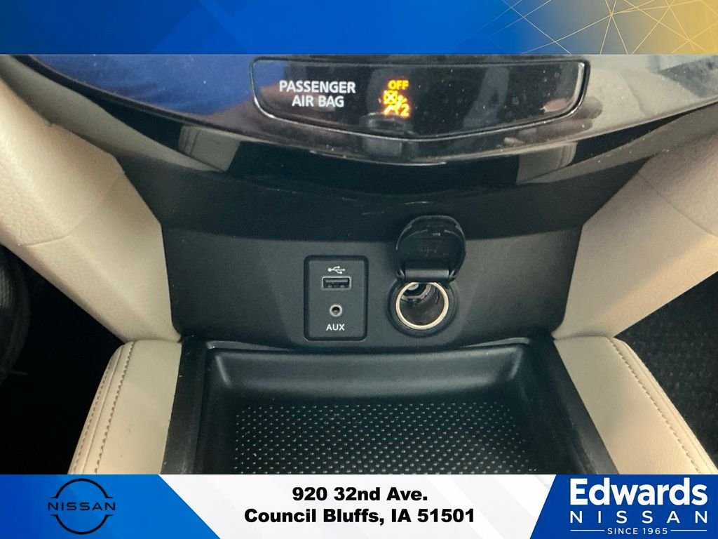 Used 2017 White Nissan  image 26