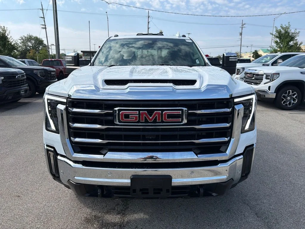 Used 2024 White GMC SLT image 3