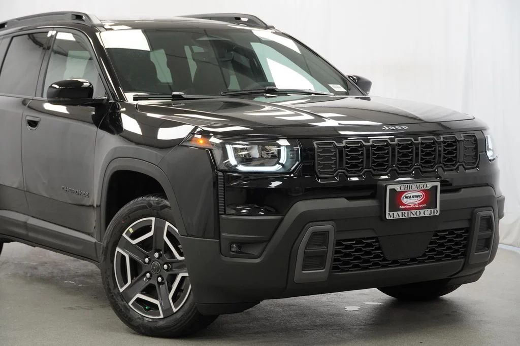 New 2026 Diamond Black Crystal Pearl-Coat Exterior Paint Jeep Limited image 3