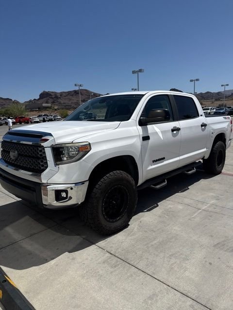 Used 2018 White Toyota SR5 image 1
