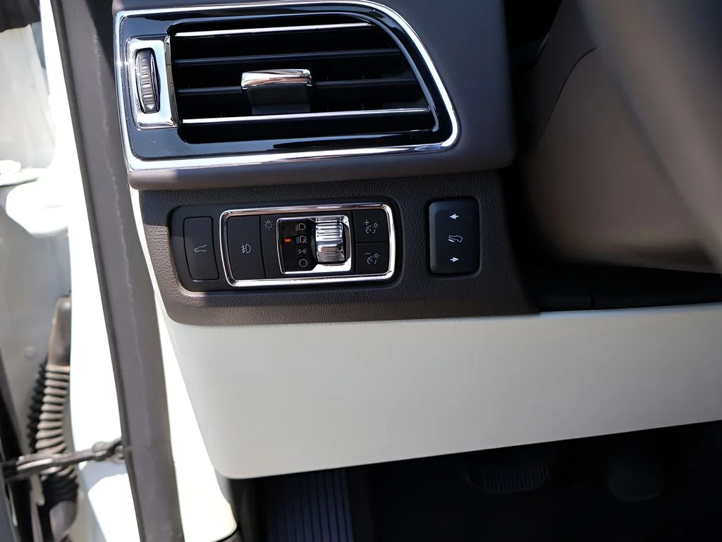 Used 2024 White Metallic Lincoln Black Label image 37