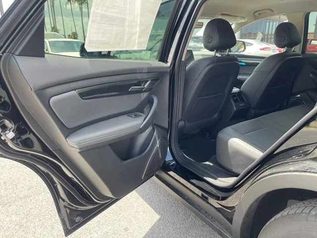 2025 VinFast VF 8 Eco - Photo 16
