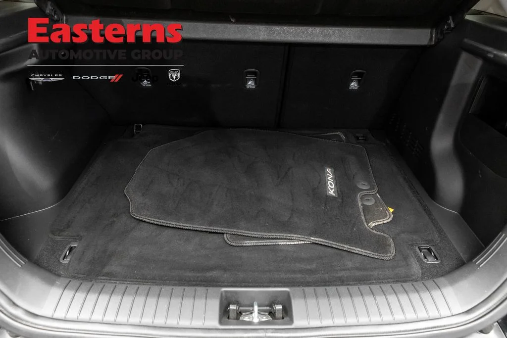 Used 2022 Silver Hyundai SEL image 11
