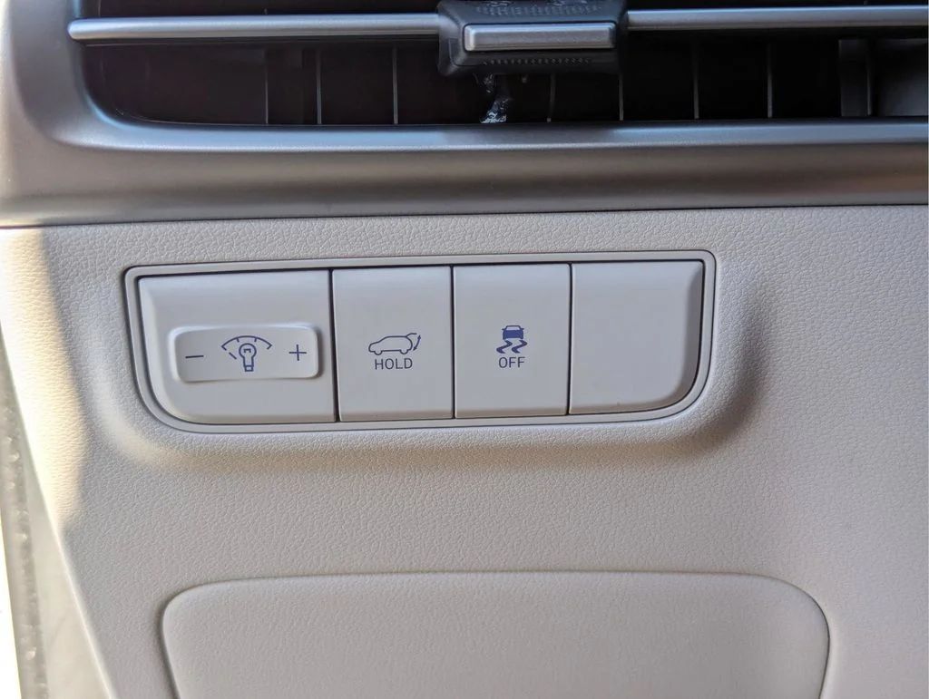 Used 2025 White Hyundai SEL Convenience image 15