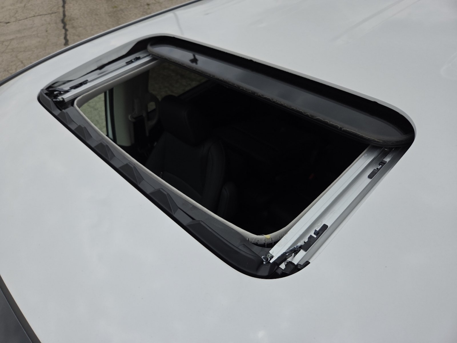 New 2026 Platinum White Pearl Honda EX-L image 3