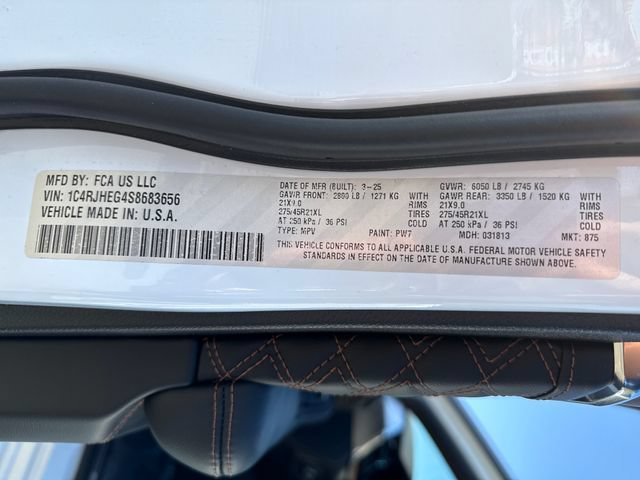 New 2025 Bright White Clear-Coat Exterior Paint Jeep Summit Reserve image 16
