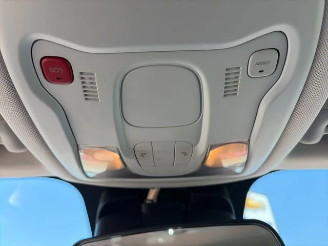 Used 2023  Jeep Latitude image 28