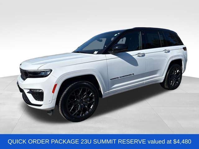 New 2025 Bright White Clear-Coat Exterior Paint Jeep Summit Reserve image 3