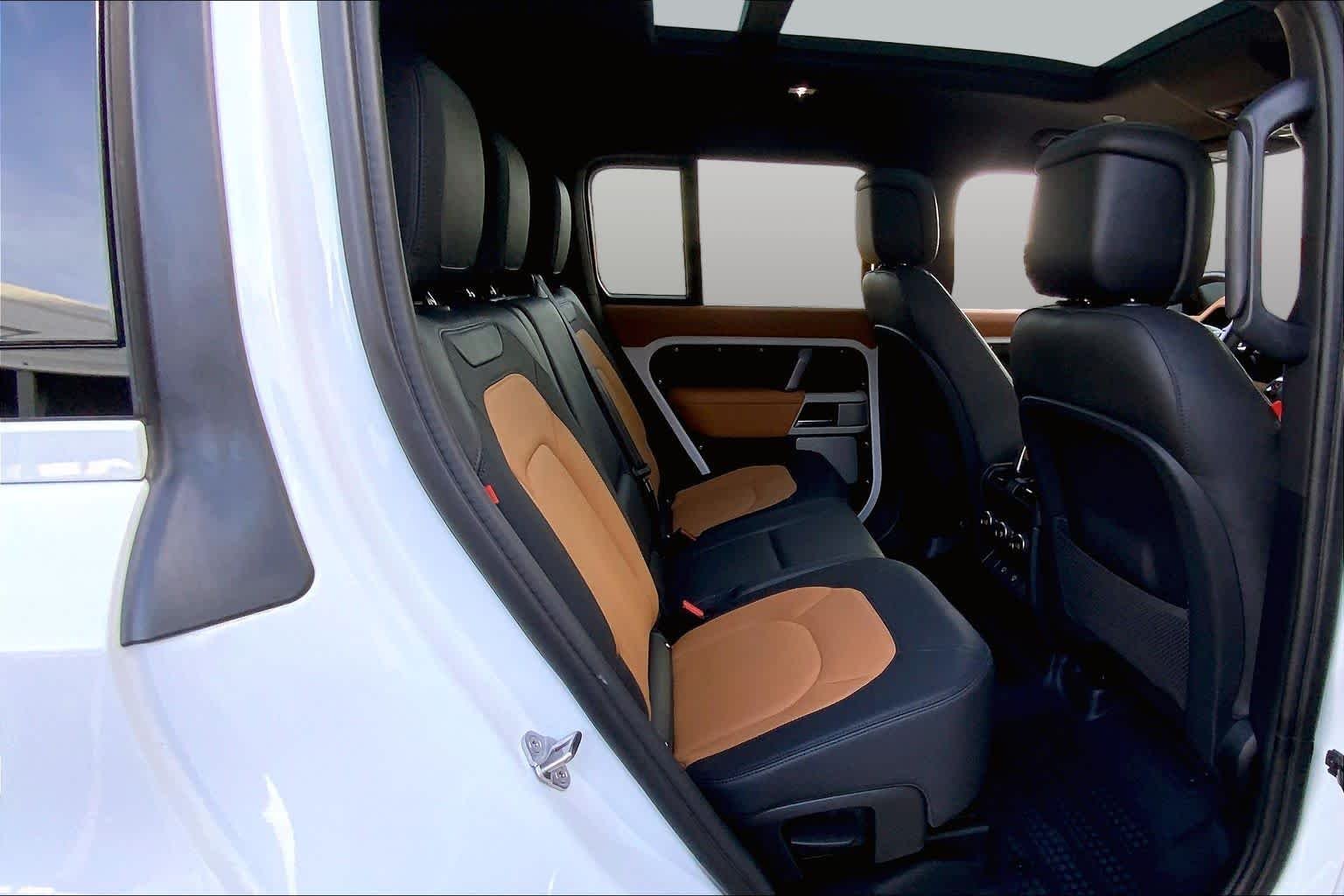 Used 2024 Fuji White Land Rover X-Dynamic SE image 19