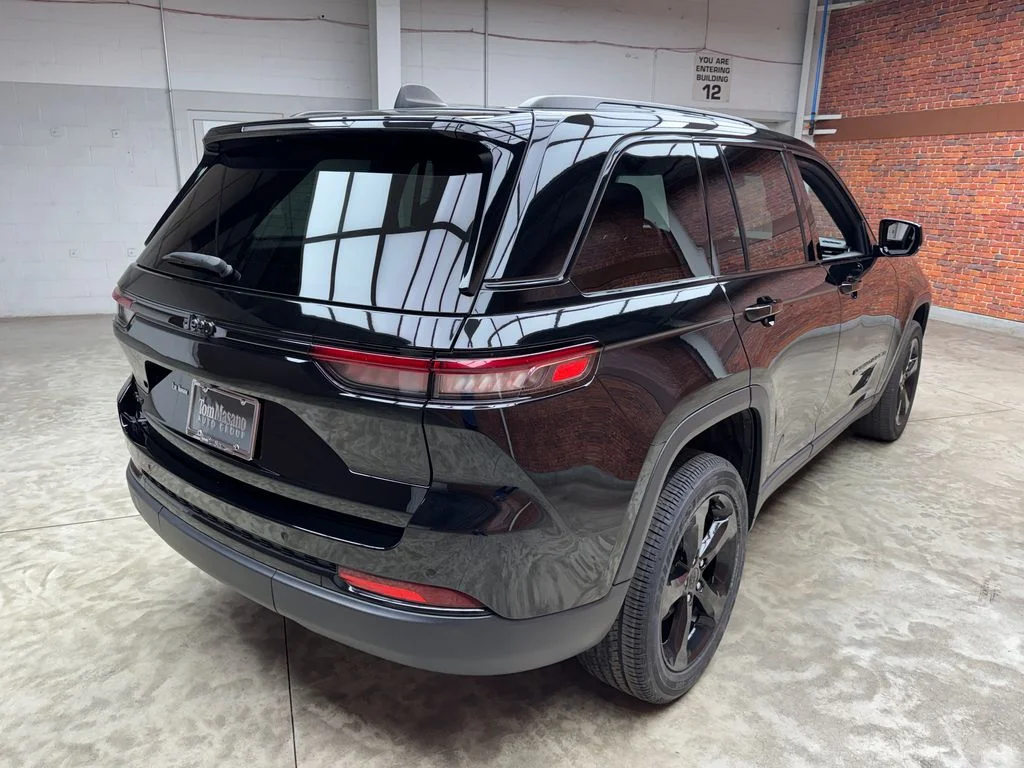 Used 2023 Diamond Black Jeep Altitude X image 5