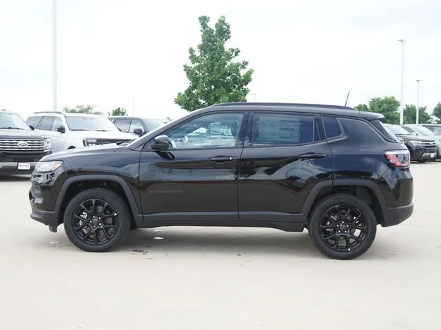 New 2026 Diamond Black Crystal Pearl-Coat Exterior Paint Jeep Latitude image 6