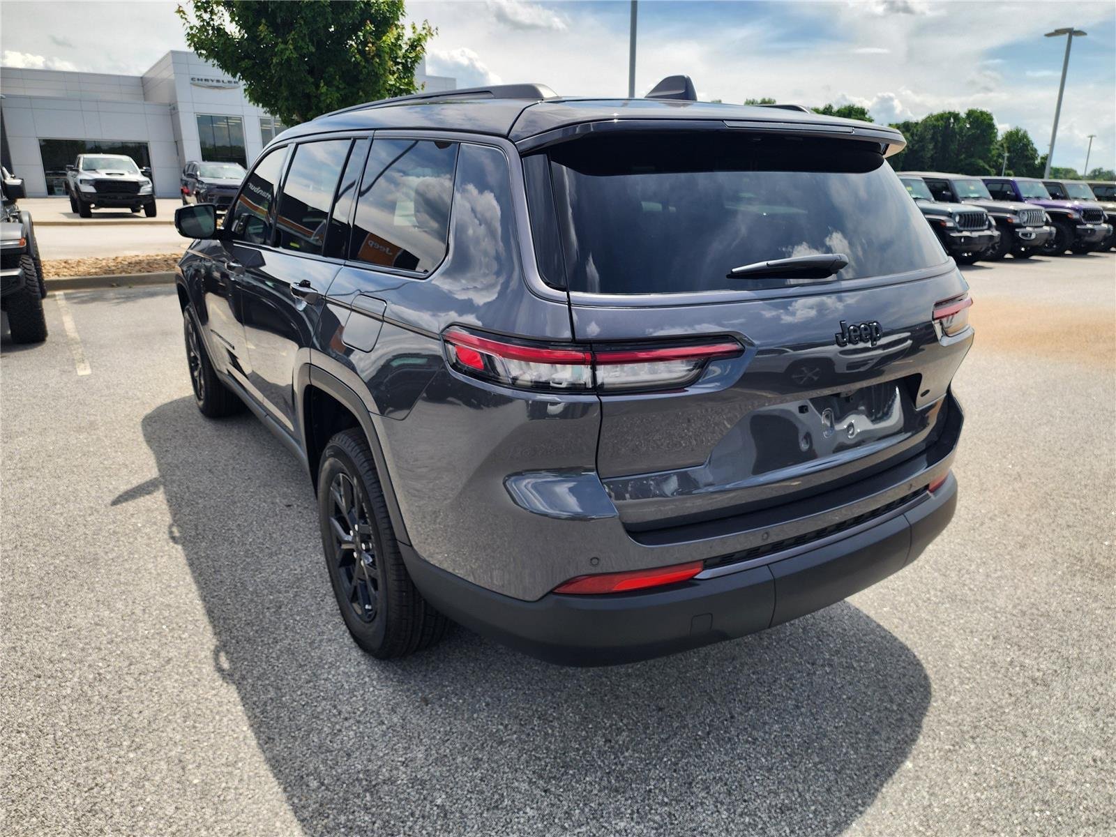 New 2026 Baltic Gray Metallic Clearcoat Jeep Laredo Altitude image 4