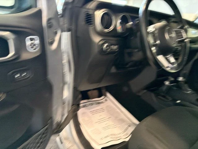 Used 2020 Silver Jeep Unlimited Sahara image 17