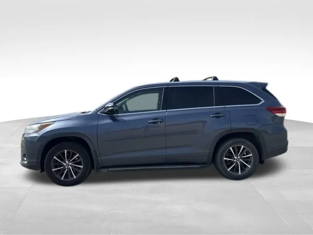 Used 2018 Blue Toyota XLE image 6