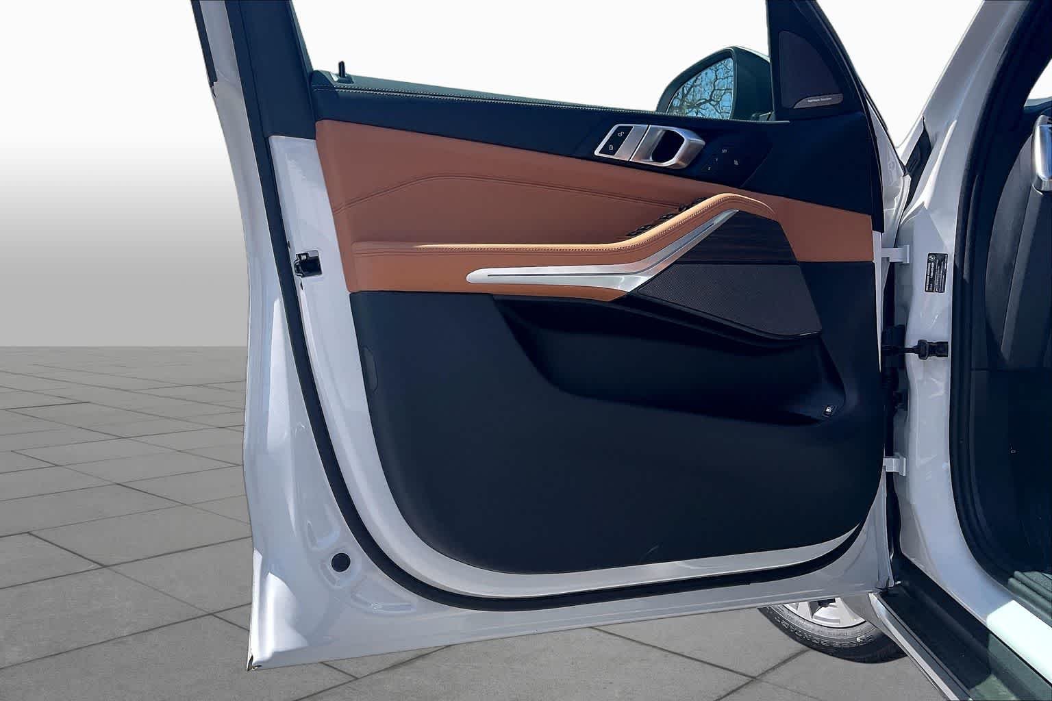 New 2026 Mineral White Metallic BMW xDrive50e image 10