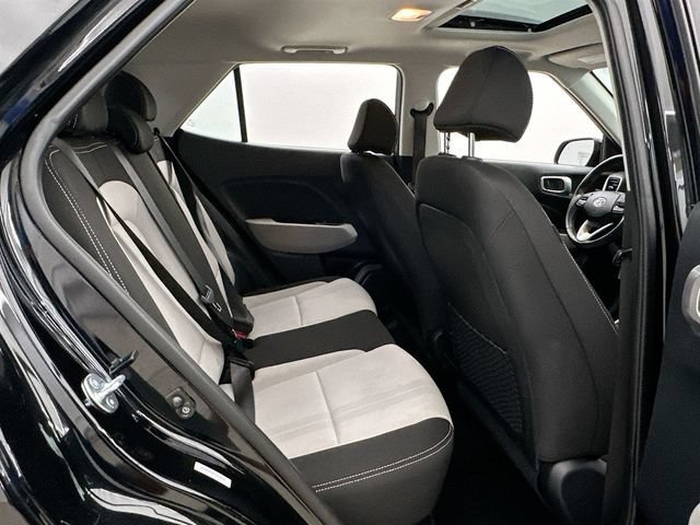 2025 Hyundai Venue SEL - Photo 17